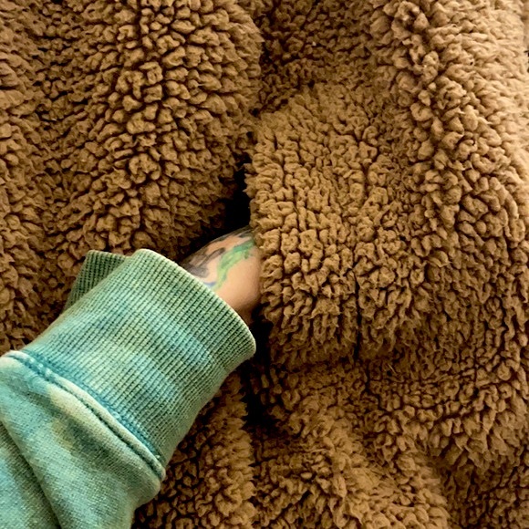 🍒BOGO🍒 Classic Cozy Teddy Bear Sherpa Full Zipper, Deep Pockets & Toggle straps - Picture 5 of 11